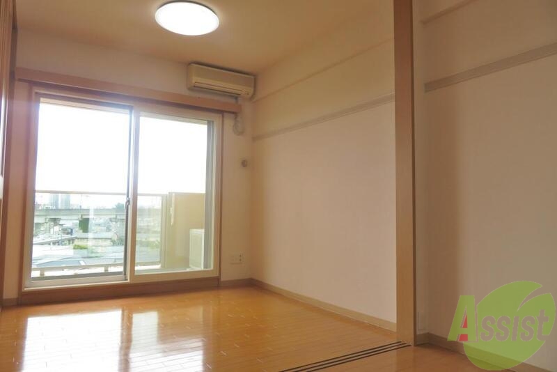 その他部屋・スペース　奥の洋室は寝室にどうぞ。エアコンも付いているのは嬉しいです。