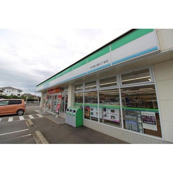 コンビニ　ファミリーマート大村宮小路三丁目（コンビニ）まで674m