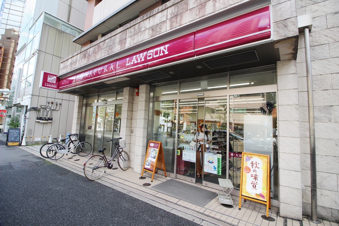 コンビニ　ナチュラルローソン恵比寿南三丁目店（コンビニ）まで120m