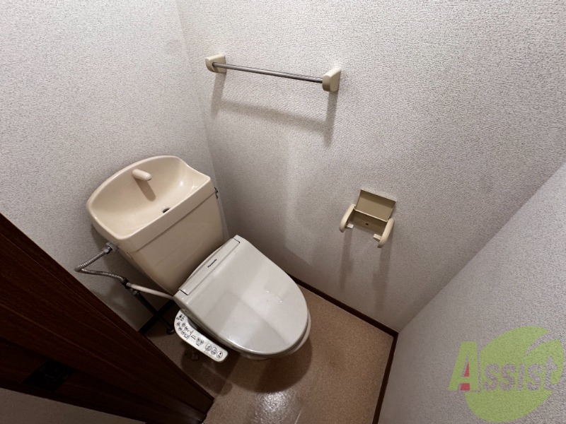 トイレ　こちらはトイレです。ピカピカなトイレで、気持ちも良いですね。