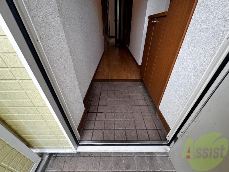 玄関　こちらは玄関になります。扉を開けるととても明るいですね。