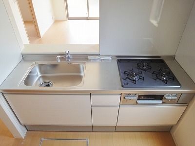 キッチン　グリル付き３口コンロ