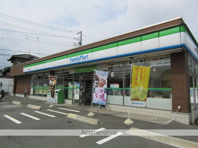 コンビニ　ファミリーマート（コンビニ）まで550m