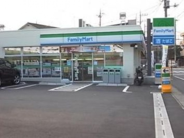 コンビニ　ファミリーマート堰三丁目店（コンビニ）まで611m