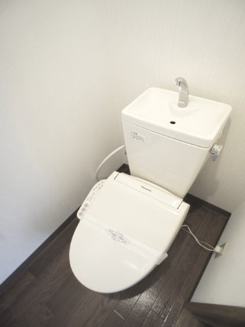 トイレ　温水洗浄暖房便座機能付きです♪