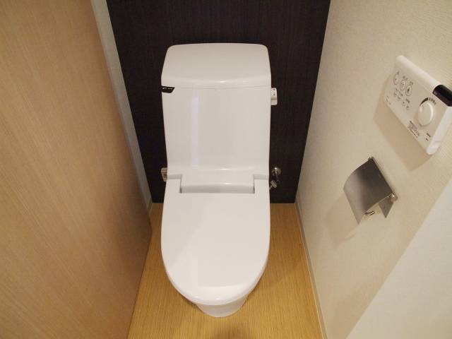 トイレ　温水洗浄便座付きです
