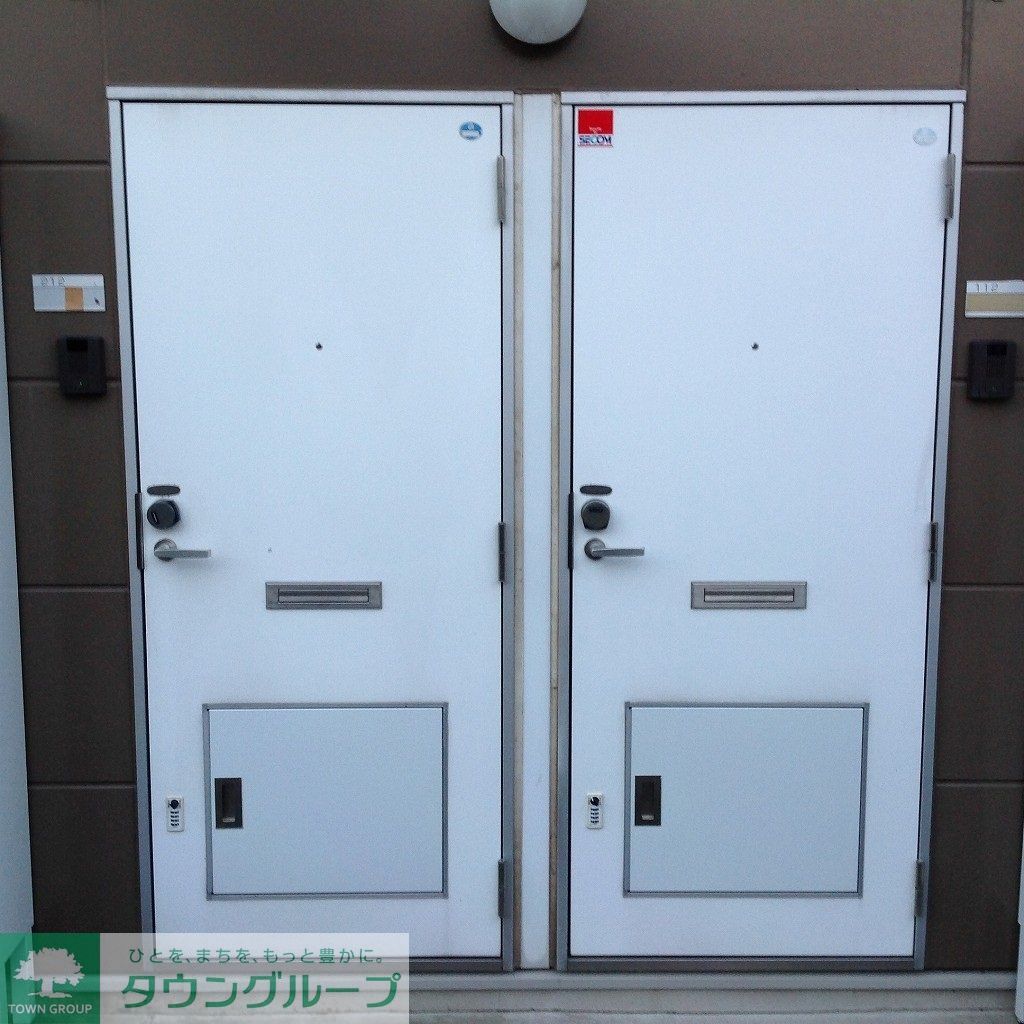 レオパレスThird100の玄関写真