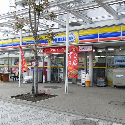 コンビニ　ミニストップ 潮見駅前店（コンビニ）まで81m