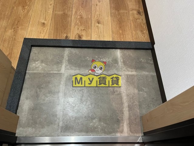 玄関　La Maison 輝　※左右反転