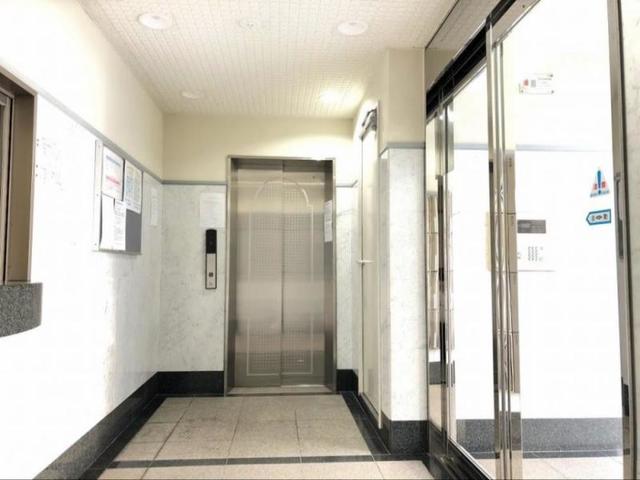 ロビー　白を基調とした落ち着きのあるエントランスです