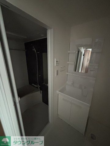 洗面設備　類似タイプ参考写真 ★奇数階・偶数階で木材や壁の色が異なり…