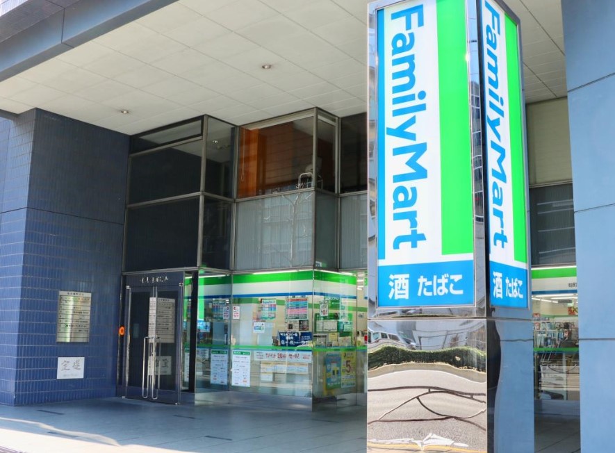 コンビニ　ファミリーマート麹町三丁目店（コンビニ）まで120m