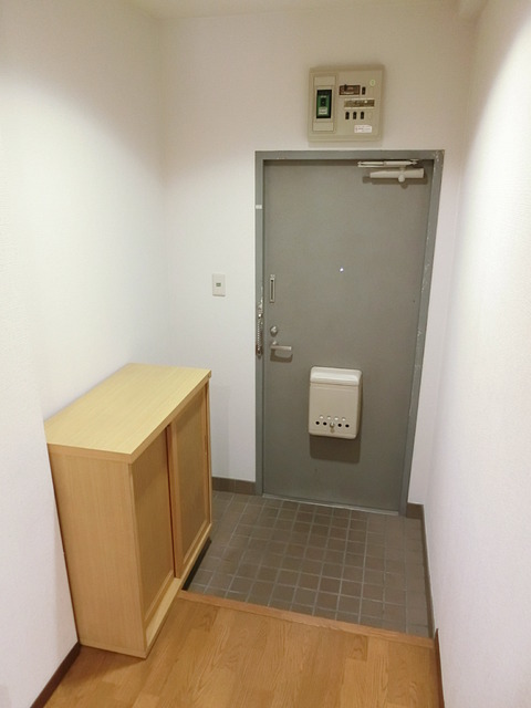 ＪＲ総武線 本八幡駅 徒歩7分 3階建 築38年の玄関写真