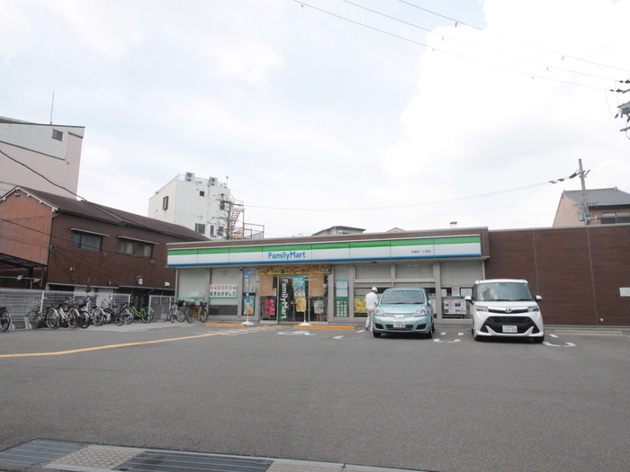 コンビニ　ファミリーマート（コンビニ）まで550m
