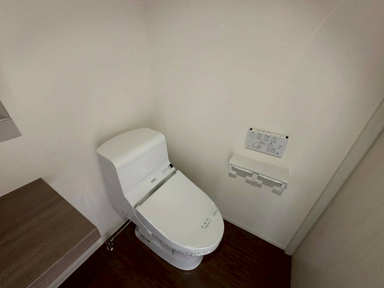 トイレ　落ち着いた色調のトイレです