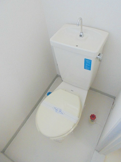 トイレ　写真は102号室のものです。