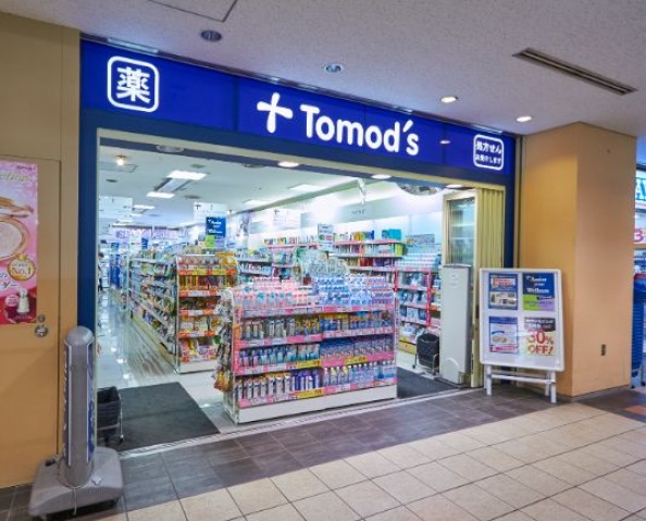 ドラックストア　トモズ品川インターシティ店（ドラッグストア）まで929m