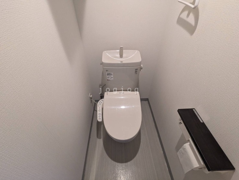 トイレ　嬉しい温水洗浄便座付きのトイレです。