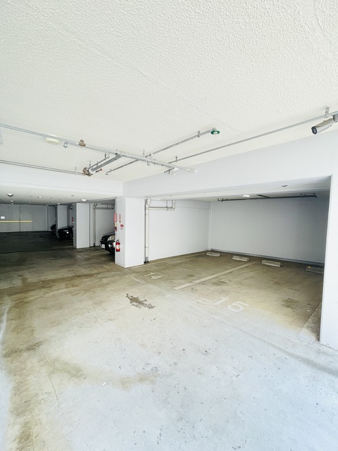 駐車場　屋根付き駐車場で雨の日も安心です♪