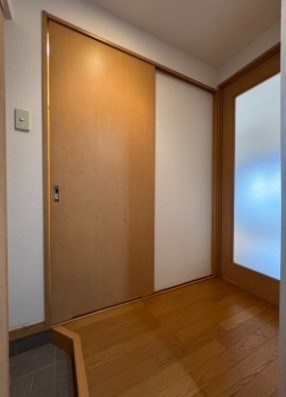 玄関　別部屋参考写真となります。