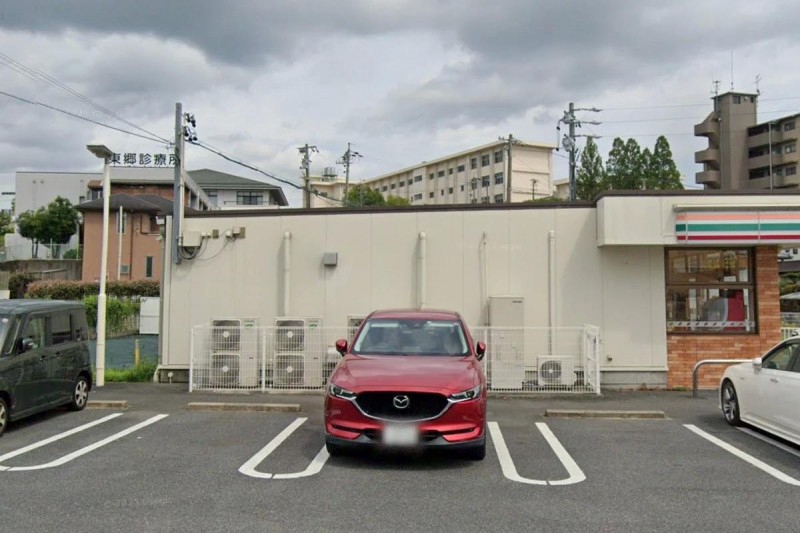 コンビニ　セブンイレブン 東郷いこまい館前店（コンビニ）まで826m