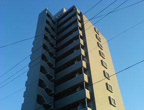 福島市仲間町のマンションの建物外観