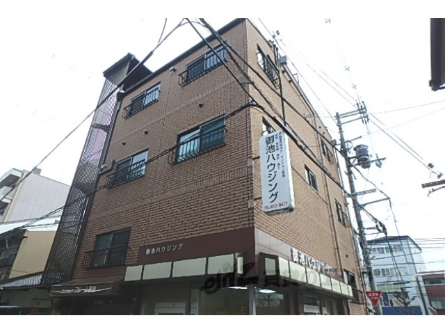 京都市中京区西ノ京月輪町のマンションの建物外観