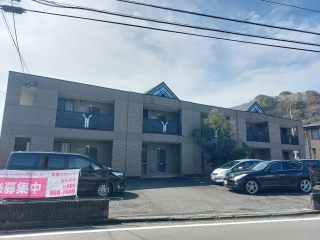 松山市勝岡町のマンションの建物外観