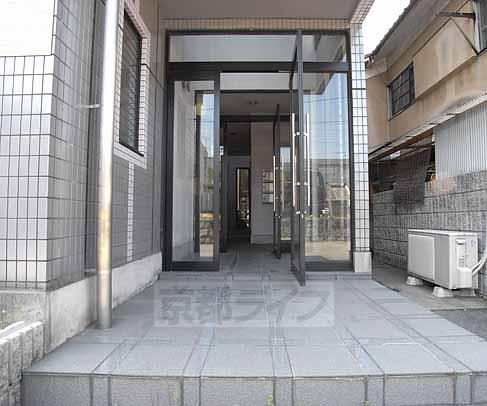 【京都市伏見区深草大亀谷西久宝寺町のマンションのエントランス】