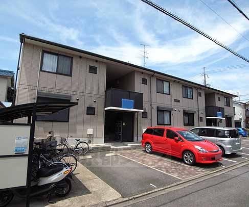京都市伏見区深草小久保町のアパートの建物外観