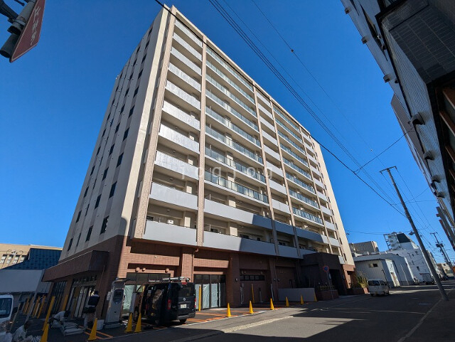 札幌市中央区南三条東のマンションの建物外観