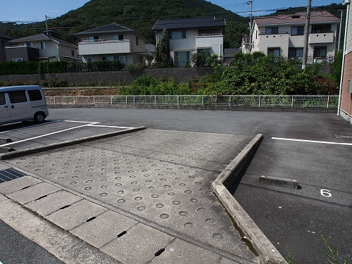 【姫路市広畑区則直のアパートの駐車場】