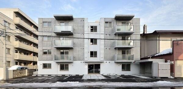 札幌市中央区南二十一条西のマンションの建物外観