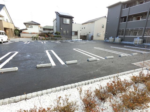 【太田市石原町のアパートの駐車場】