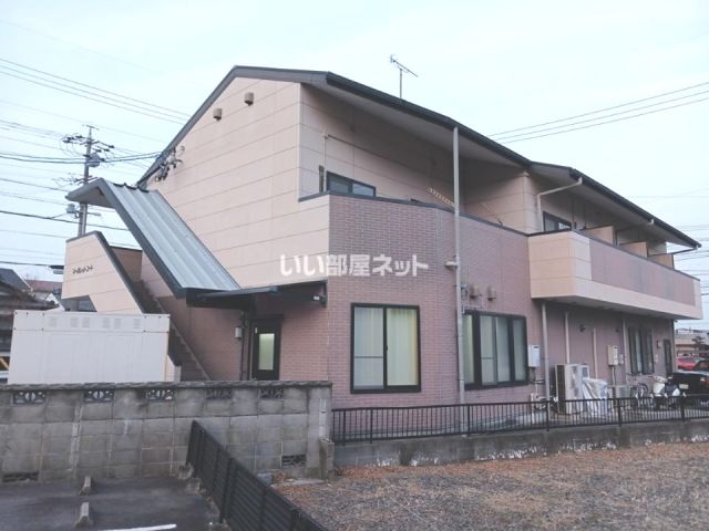 西尾市桜町のアパートの建物外観