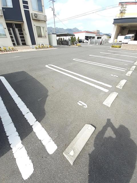 【出雲市天神町のアパートの駐車場】