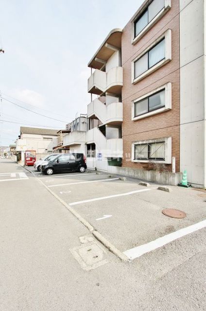 【徳島市明神町のマンションの駐車場】