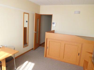 居室・リビング　居室入口には、大きな姿見が設置してあります。