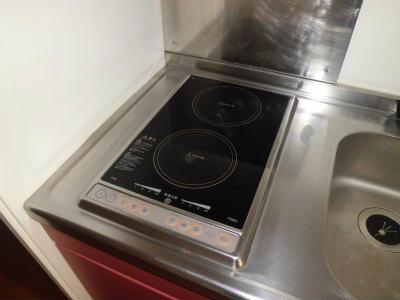 キッチン　掃除のしやすいフラットな電気コンロ。