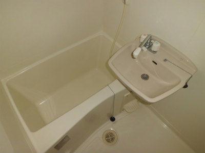 バス・シャワールーム　湯船に浸かりながら歯磨きできます。