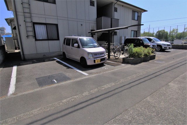 【松山市桑原のアパートの駐車場】