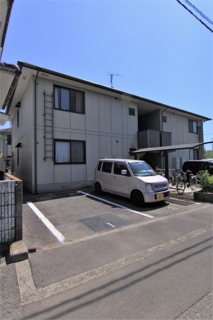 【松山市桑原のアパートの建物外観】