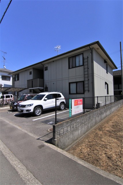 【松山市桑原のアパートの建物外観】