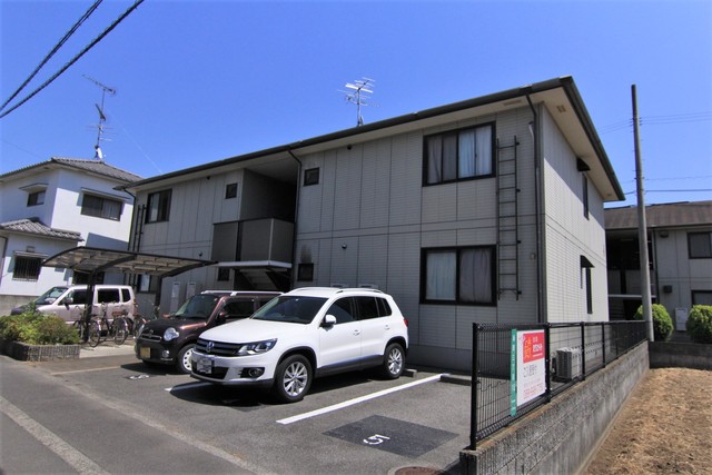 松山市桑原のアパートの建物外観