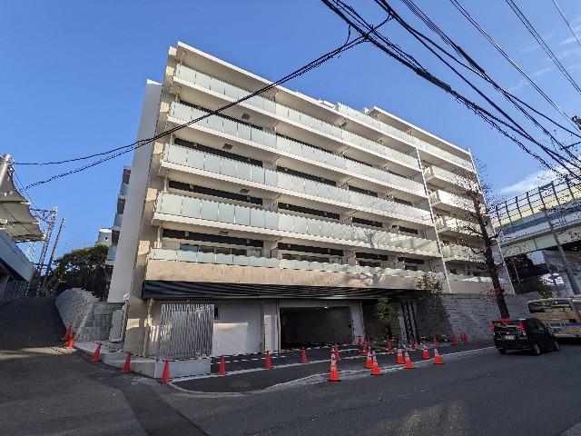 【ドレッセ青葉荏田北フロントの建物外観】