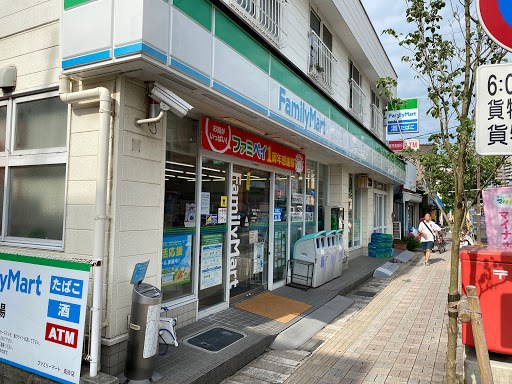 コンビニ　ファミリーマート（コンビニ）まで752m