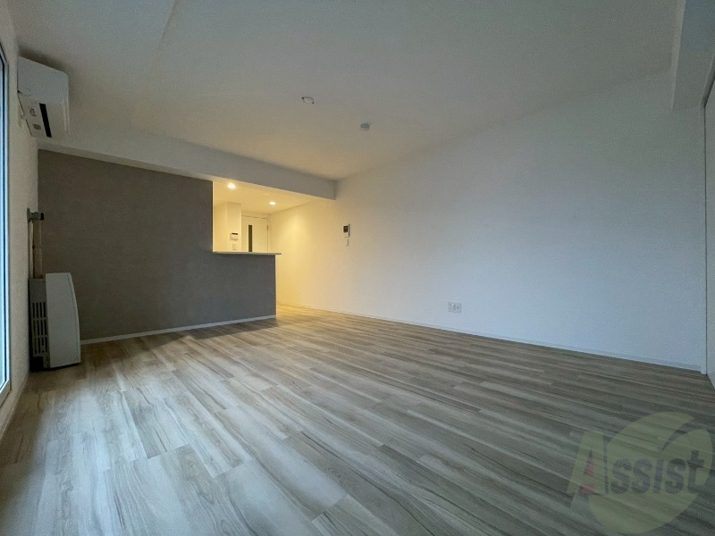 居室・リビング　木目のフローリングは落ち着きのある印象のお部屋になりますね。