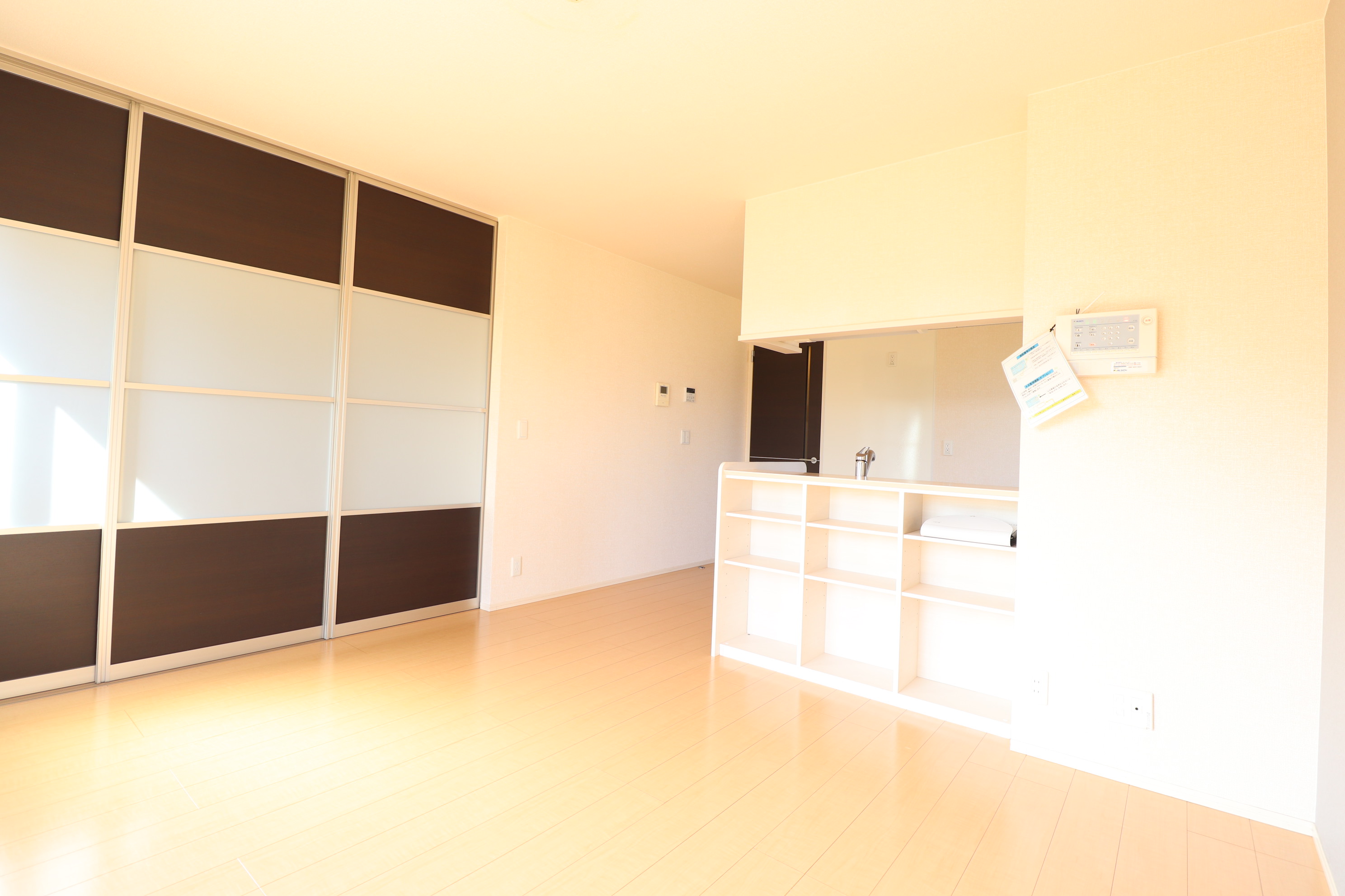 居室・リビング　キッチンからも見渡す事ができるリビング♪