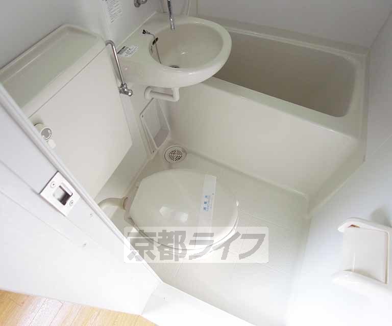 トイレ　お風呂とトイレ一体型のユニットバスです。
