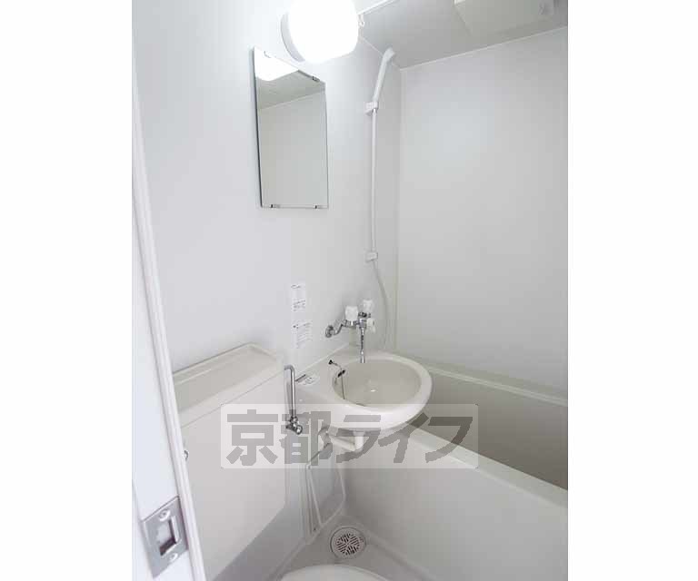 洗面設備　ユニットバスに洗面台付き。
